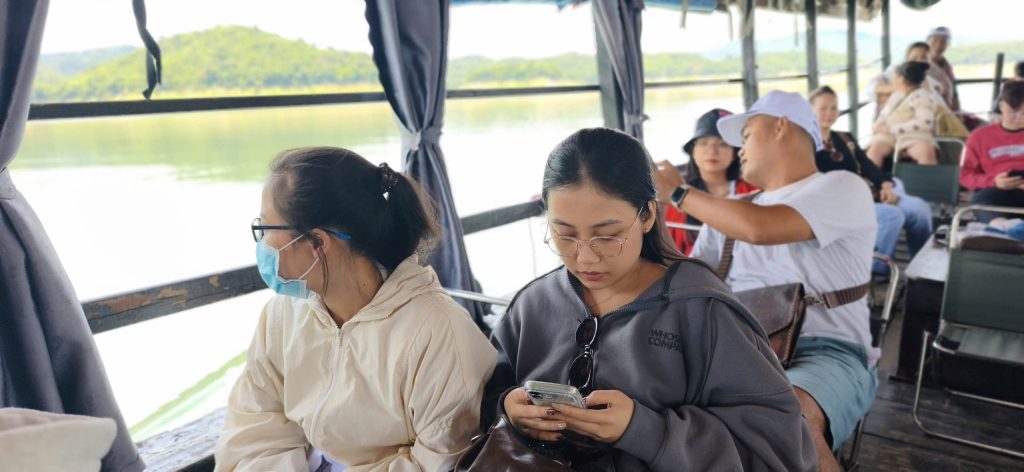 Cảm giác ngồi trên thuyền, lướt nhẹ trên mặt nước trong veo, ngắm nhìn 47 ốc đảo lớn nhỏ trong khu bảo tồn